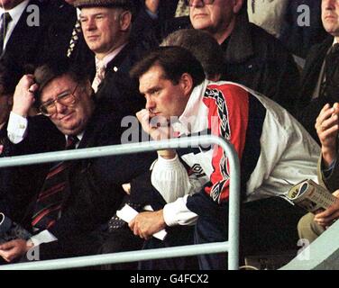 England-Trainer Glenn Hoddle in der Tribüne während der englischen EM 2000-Qualifikation gegen Bulgarien heute (Sa) in Wembley. Das Spiel endete in einem Unentschieden von 0-0. PA Foto Tony Harris. Stockfoto