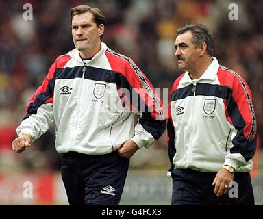 England-Trainer Glenn Hoddle (links) und Assistent John Gorman verlassen das Feld zur Halbzeit während Englands EM 2000-Qualifikation gegen Bulgarien heute (Sa) in Wembley. Das Spiel endete mit einem Unentschieden von 0-0. PA Foto Tony Harris Stockfoto