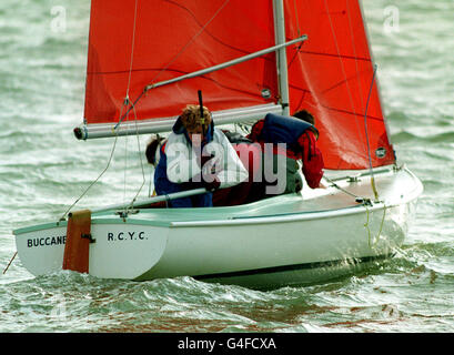 PA-News 27.10.90 Master Peter Phillips, Sohn der Prinzessin Royal, Rennen an der Spitze einer Glosse Jolle am Burnham-auf-Crouch, Essex, wo seine Mutter wieder Royal Corinthian Yacht Club. Stockfoto