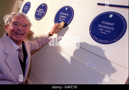 Der erfahrene Komiker Ernie Wise poliert die neu aufgestellte Gedenktafel des Senders Kenneth Horne, die heute (Sonntag) von Comic Heritage zusammen mit sieben anderen Radiomoderanten im BBC Broadcasting House in London enthüllt wurde. Foto von Toby Melville. Stockfoto