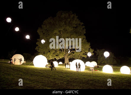 Ein allgemeiner Blick auf das Big Chill Festival 2011 im Eastnor Castle Deer Park in Herefordshire. Stockfoto