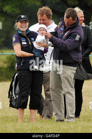 Peter und Autumn Phillips mit ihrer Tochter Savannah beim Gatcombe Park Festival of British Eventing. Stockfoto