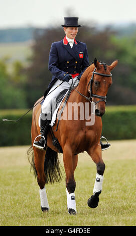 Zara Phillips erwärmt High Kingdom vor dem Wettbewerb in der Dressur beim Gatcombe Park Festival of British Eventing. DRÜCKEN Sie VERBANDSFOTO. Bilddatum: Samstag, 6. August 2011. Bildnachweis sollte lauten: Tim Ireland/PA Wire Stockfoto