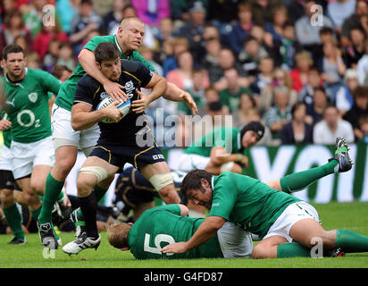 Rugby Union - EMV-Testspiel - Schottland / Irland - Murrayfield. Der schottische Johnnie Beattie wird vom irischen Tom Court während des EMC Testmatches in Murrayfield, Edinburgh, angegangen. Stockfoto