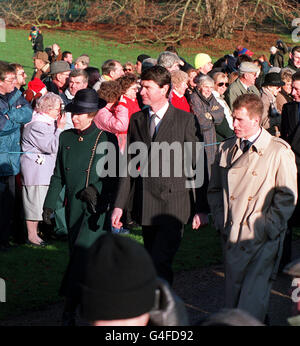 DIE PRINZESSIN ROYAL KOMMT IN BEGLEITUNG IHRES MANNES, KOMMANDANTEN TIM LAURENCE (MITTE) UND IHRES SOHNES PETER PHILLIPS, ZUR TRADITIONELLEN WEIHNACHTSFEIER IN DER PFARRKIRCHE IN SANDRINGHAM AN. Stockfoto
