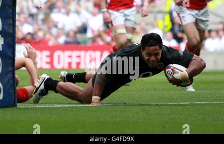 Manu Tuilagi aus England durchbricht das Tackle von Morgan Stoddart aus Wales, um während der Investec International in Twickenham, London, einen Versuch zu machen. Stockfoto