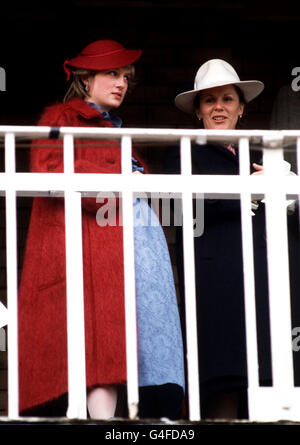 PA News 3/4/82 die Prinzessin von Wales (links), die ihr erstes Kind im Sommer erwartet, in Aintree, wo sie zusammen mit ihrem Mann Prinz Charles die Grand National Hindernislauf beobachtete. Stockfoto