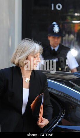 Innenministerin Theresa May kommt in der Downing Street in London an, um an einem Cobra-Treffen teilzunehmen, um die jüngsten Unruhen in der Hauptstadt und im ganzen Land zu diskutieren. Stockfoto