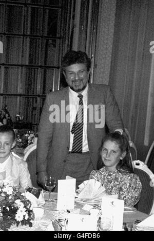 Der Fernsehkoch Michael Barry begleitet die Gewinner des British Gas/Country Life English Butter Schools Cookery Project 1989 für ein Gourmet-Mittagessen im Ritz Hotel in London. Stockfoto