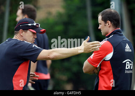 Cricket - npower Third Test - England gegen Indien - England Nets Session - Tag zwei - Edgbaston. England Kapitän Andrew Strauss und Trainer Andy Flower (links) während einer Nets-Session in Edgbaston, Birmingham. Stockfoto