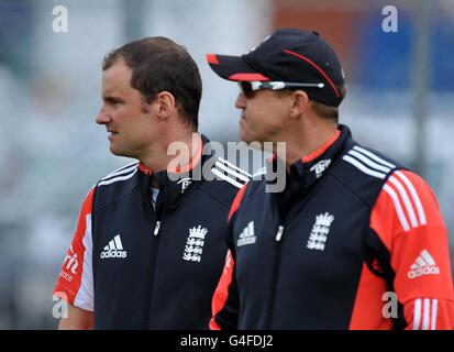 Cricket - npower Third Test - England gegen Indien - England Nets Session - Tag zwei - Edgbaston. Andrew Strauss und Coach Andy Flower aus England (rechts) Stockfoto