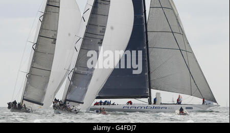 Am vierten Tag der Aberdeen Asset Management Cowes Week liefen die IRC Big Boats Rambler (rechts), die Regatta (Mitte) und die Rennen (links). Stockfoto