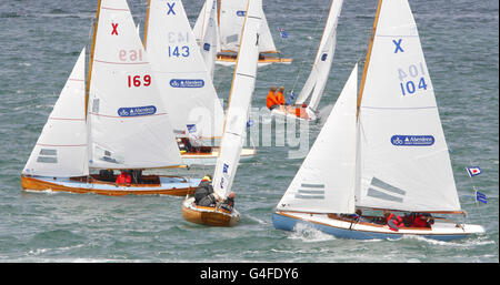 Einige der 100 X One Design (XOD) Boote werden am vierten Tag der Aberdeen Asset Management Cowes Week gestartet, wo die Klasse ihr hundertjähriges Bestehen feiert. Stockfoto