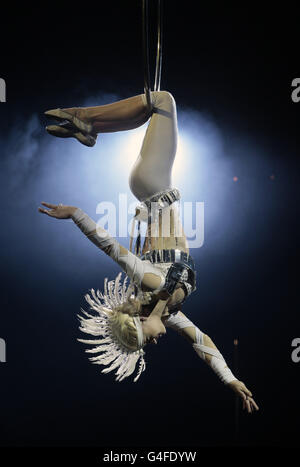 Kristina Adrua, eine der Acts vom Moscow State Circus, spielt vor der Show des Edinburgh Fringe Festivals in Leith eine Dare Devil High Wire Show. Stockfoto