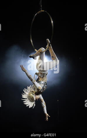 Kristina Adrua, eine der Acts vom Moscow State Circus, spielt vor der Show des Edinburgh Fringe Festivals in Leith eine Dare Devil High Wire Show. Stockfoto