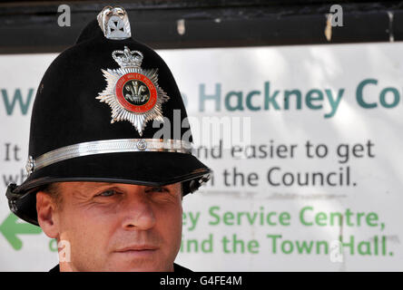 Darryl Thomas von der South Wales Police in Hackney, als die Polizei nach dreitägigen Unruhen in ganz London Schwierigkeiten erwartet. Stockfoto