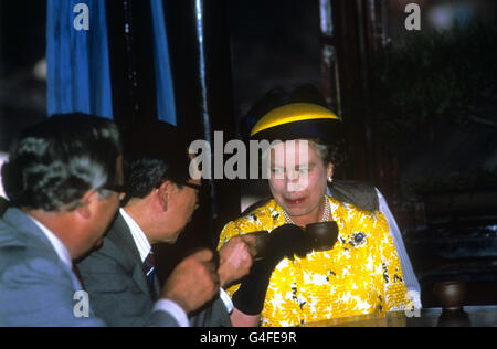 Königin Elizabeth II nippt Drachenbrunnen-Tee in einem 400 Jahre alten Teehaus in der Altstadt der Stadt. Stockfoto