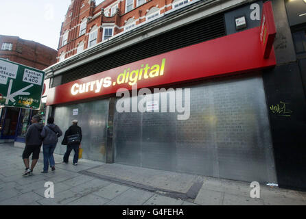 Störungen in ganz Großbritannien. Ein vertaufter Currys.digital Store in der Camden High Street im Norden Londons. Stockfoto