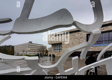 Johann Wolfgang Goethe Universität Campus Westend mit dem Kunstwerk "Body of Knowledge", Deutschland, Hessen, Hessen, Frankfurt am Stockfoto