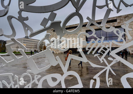 Johann Wolfgang Goethe Universität Campus Westend mit dem Kunstwerk "Body of Knowledge", Deutschland, Hessen, Hessen, Frankfurt am Stockfoto