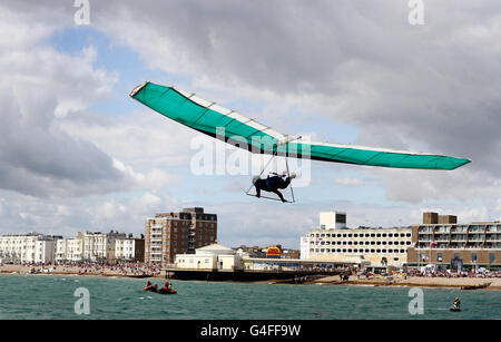 Roger Warren springt vom Worthing Pier in Worthing, East Sussex, während der Condor Serious Flyers-Klasse beim jährlichen Worthing International Birdman-Wettbewerb. Stockfoto