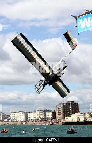 Dusan Vuletic springt während der Klasse der Leonardo-Schwerflieger beim jährlichen Worthing International Birdman-Wettbewerb vom Worthing Pier in Worthing, East Sussex, ab. Stockfoto