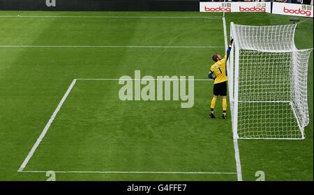 Fußball - Barclays Premier League - West Bromwich Albion gegen Manchester United - The Hawthorns. Der Torhüter von Manchester United, David De Gea, berührt die Latte seines Tores Stockfoto