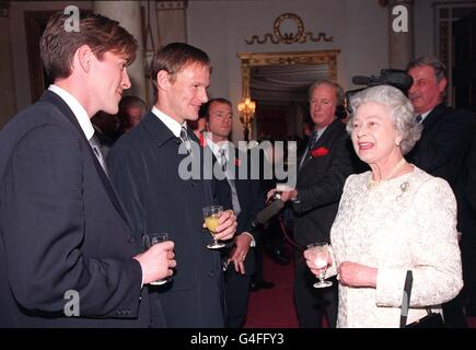 Die Queen trifft heute (Donnerstag) bei einem Empfang des Buckingham Palace für Fußballtrupps aus England, Schottland und Jamaika (von links) auf die englischen Weltcup-Stars Darren Anderton, Teddy Sheringham und Alan Shearer. Poolfoto von Fiona Hanson/PA Stockfoto