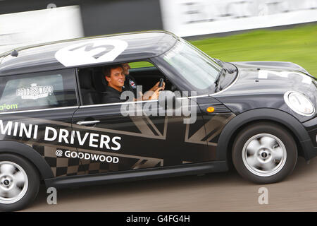 Der Fahrer Tom Daley auf dem Goodwood Motor Circuit, wo er Fahrunterricht nahm. Stockfoto