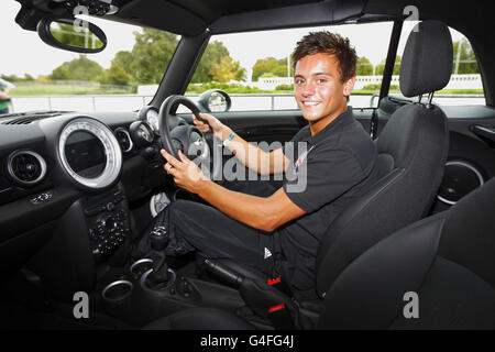 Der Fahrer Tom Daley auf dem Goodwood Motor Circuit, wo er Fahrunterricht nahm. Stockfoto