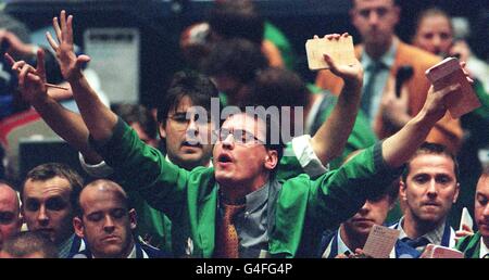 Der Handel an der London International Financial Futures Exchange (LIFFE) heute (Donnerstag), da die große Zinssenkung nicht dazu führt, dass die Aktien steil abrutschen, nachdem die Bank of England am Mittag eine Senkung der Kreditkosten um 0.5% angekündigt hatte, Der FTSE-100 Index hat seine frühen Verluste schnell um rund 30 Punkte reduziert. Foto von Toby Melville. Siehe PA Story CITY Market. Stockfoto