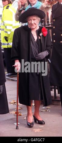 Die Mutter der Königin verbrachte heute (Donnerstag) mehr als eine Stunde auf den Beinen, als sie dem Tod des britischen Krieges Tribut zollte. Zehn Monate nach ihrer zweiten Hüftersatzoperation machte sich die 98-jährige Urgroßmutter zu Fuß auf den Weg, um sich einer großen Menge ehemaliger Männer und Frauen beim jährlichen Field of Remembrance Service außerhalb der Westminster Abbey anzuschließen. Siehe PA Story ROYAL Mother. Foto von Neil Munns. Stockfoto