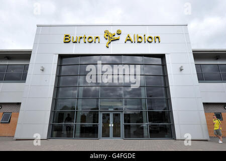 Fußball - npower Football League Two - Burton Albion gegen Shrewsbury Town - Pirelli Stadium. Ein Blick außerhalb des Pirelli-Stadions Stockfoto