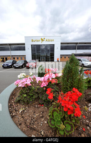 Fußball - npower Football League Two - Burton Albion gegen Shrewsbury Town - Pirelli Stadium. Ein Blick außerhalb des Pirelli-Stadions Stockfoto