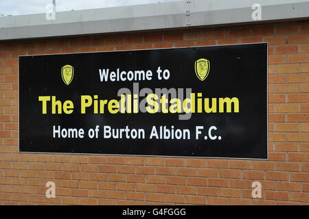 Fußball - npower Football League Two - Burton Albion gegen Shrewsbury Town - Pirelli Stadium. Schilder vor dem Pirelli Stadium Stockfoto