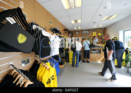 Fußball - npower Football League Two - Burton Albion gegen Shrewsbury Town - Pirelli Stadium. Kunden im Burton Albion's Club Shop Stockfoto