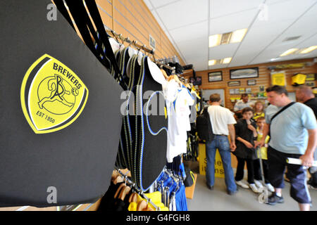 Fußball - npower Football League Two - Burton Albion gegen Shrewsbury Town - Pirelli Stadium. Kunden im Burton Albion's Club Shop Stockfoto