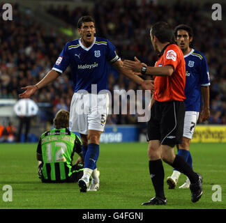 Mark Hudson von Cardiff City protestiert gegen Schiedsrichter Keith Stroud, nachdem er während des npower Championship-Spiels im Cardiff City Stadium, Cardiff, Brighton und Craig Mackail-Smith von Hove Albion im Strafraum gefoutelt hatte. Stockfoto