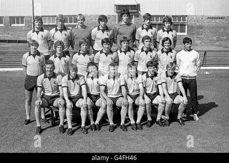 Navigationsleiste Kader der Wolverhampton Wanderers für die Saison 1971-72. (Rückseite l-r) Hugh Curran, Bertie Lutton, John Oldfield, Frank Munro, Phil Parkes, Dave Woodfield und Danny Hegan. (Mittlere Reihe l-r) Les Wilson, Bernard Shaw, Paul Walker, Bobby Gould, John Richards, John McAlle, Ken Hibbett und Sammy Chung (Trainer). (Erste Reihe l-r) Derek Dougan, Dave Wagstaffe, Mike O'Grady, Mike Bailey, Jim McCalliog, Gerry Taylor und Derek Parkin. Stockfoto