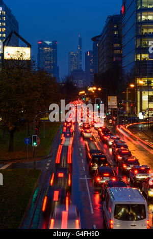 Theodor - Heuss-Allee mit Autos im Stau, Nacht und Regen mit Blick auf das Stadtzentrum mit dem Commerzbank Tower, Germa Stockfoto