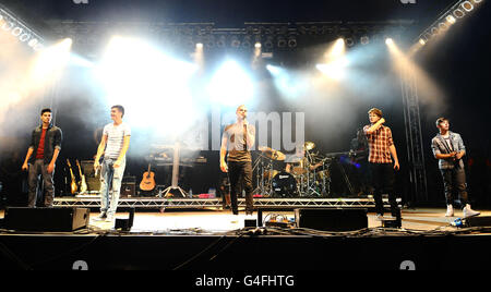 The Wanted, (von links nach rechts) Siva, Tom, Max, Jay und Nathan treten auf der Arena-Bühne während des V Festivals im Hylands Park in Chelmsford, Essex, auf. Stockfoto