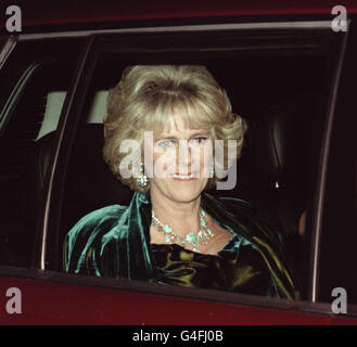 Camilla Parker Bowles kommt in Highgrove House Stockfoto