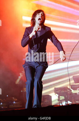 V Festival 2011 - Chelmsford. Bobby Gillespie von Primal Scream tritt auf der Musikbühne 4 beim V Festival in Chelmsford, Essex, auf. Stockfoto