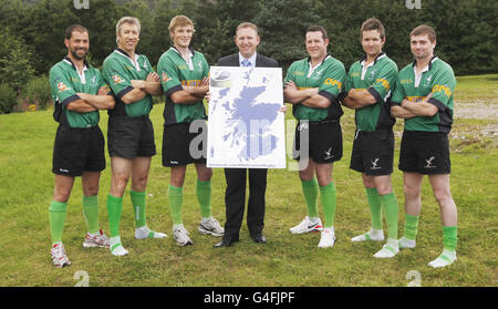 Der ehemalige Rugby-Star Andy Nichol (Mitte) mit den Strathspey-Rugby-Spielern von links nach rechts Robert MacKenzie, Grant Davis, Ruari Dickinson, Paul Douglas, Quentin Adam und Colin Campbell während der Einführung der Domestic Leagues bei RBS Aviemore, Aviemore. Stockfoto