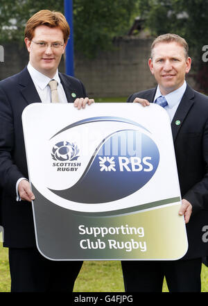 Ehemaliger Rugby-Star Andy Nichol (rechts) und MSP Danny Alexander (links) beim Start der Domestic Leagues bei RBS Aviemore, Aviemore. Stockfoto