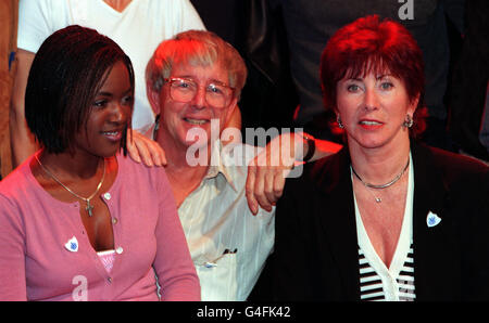 PA NEWS PHOTO 16/10/98 EHEMALIGE BLAUE PETER-MODERATOREN (VON LINKS) DIANE LOUISE JORDAN, JOHN NOAKES UND VALERIE SINGLETON, DIE SICH MIT FRÜHEREN UND HEUTIGEN MODERATOREN DES PROGRAMMS VERSAMMELTEN, UM SEIN 40-JÄHRIGES BESTEHEN ZU FEIERN. Stockfoto