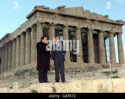 Der Prinz von Wales und der griechische Kulturminister Evangelos Venizelos, bei seinem Besuch auf der Akropolis am heutigen Nachmittag, 23. November 1998, im Parthenon. Der Prinz ist auf einer dreitägigen Tour durch Griechenland und Kreta. Foto Tim Ockenden/PA*EDI*. Siehe PA Geschichte KÖNIGLICHES Griechenland Stockfoto