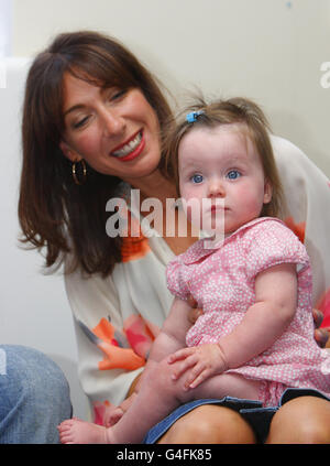 Samantha Cameron und das Baby Florence bei einem Besuch der Mutterschaftseinheit der Prinzessin Alexandra im Royal Cornwall Hospital in Truro, wo der Premierminister und Samanthas Tochter im August letzten Jahres geboren wurden. Stockfoto