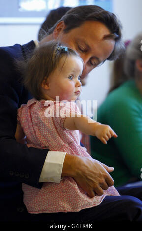 Premierminister David Cameron und das Baby Florence während eines Besuchs in der Mutterschaftseinheit der Prinzessin Alexandra im Royal Cornwall Hospital in Truro, wo im August vergangenen Jahres die Tochter des Premierministers und seiner Frau Samantha geboren wurde. Stockfoto