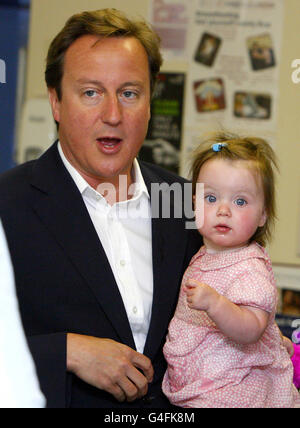 Premierminister David Cameron und das Baby Florence während eines Besuchs in der Mutterschaftseinheit der Prinzessin Alexandra im Royal Cornwall Hospital in Truro, wo im August vergangenen Jahres die Tochter des Premierministers und seiner Frau Samantha geboren wurde. Stockfoto